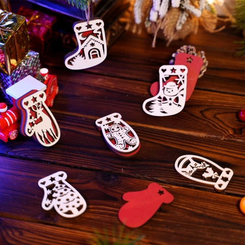 Christmas Wood Carving Ornaments, Doors & Windows Decorati Hanging Christmas gloves and socks series